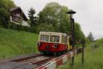 Am 15.5.2026 fuhren die beiden  Postkastl  X626.165 und X626.182 von Weizelsdorf nach Rosenbach und zur�ck.
Hier stehen die beiden Schwerkleinwagen bei der Eisenbahnkreuzung in Hundsdorf kurz vor Feistritz im Rosental.