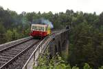 Gleich hinter dem 293m langen Rosenbachviadukt, der mit 51m H�he den gleichnamigen Bach �berspannt, befindet sich der 111m lange Lessachtunnel.
Von Rosenbach nach Weizelsdorf fahren hier am 15.5.2026 die beiden Kleinwagen X626.165 und X626.182 im Zuge einer Fotofahrt durch das verregnete Rosental.