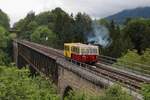 Noch im Bahnhof Feistritz im Rosental befindet sich das 193m lange Feistritzviadukt, das das B�rental �berquert.
Am 15.5.2026 �berqueren die beiden Kleinwagen X626.165 und X626.182 das Viadukt im Zuge einer Fotofahrt.