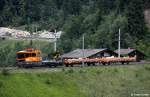 BB X 630 560 Robel Gleiskraftwagen 99 81 9120 560-3 schiebt 2 Flachwagen mit Steinen zur Baustelle im Hintergrund (Hangsanierung), Salzburg-Tiroler-Bahn KBS 201 Innsbruck - Saalfelden, fotografiert