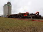 ROBEL X630 505-6 (99819130005-7) zieht 3 Schotterwagen aus dem Bhf.