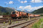 Vor der gewaltigen Bergkulisse der Pyhrn-Priel Region steht am sonnigen 13.6.2021 der  Multi Modul Train  im Bahnhof Selzthal und wartet auf seinen nächsten Einsatz.