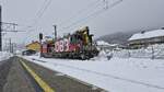Plasser&Theurer CatenaryCrafter (ÖBB X710) fährt bei dieser 'Enteisungsfahrt' der Oberleitungen hier gerade das gesamte Bahnhofsareal in Wies-Eibiswald ab, am frostigen 21. Februar 2026: