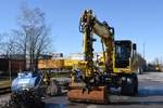 Am Güterbahnhof Wolfurt (Vorarlberg) stand am 04.03.2018 dieser Zweiwegebagger Liebherr Litronic 900 der bbw – Bahnbau Wels GmbH abseits der Gleise (neben dem Zugang zur Haltestelle).