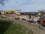 Einbau der Hilfsbrücke für Strecke Attnang-Schärding, mittels 2 Schienenkränen im Bereich des Bhf.