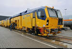 Gleisstopfmaschine Unimat 09-4x4/4S E³ mit vollelektrischer Hybrid-Antriebstechnik, hergestellt von Plasser & Theurer Export von Bahnbaumaschinen Gesellschaft mbH, steht auf dem Gleis- und