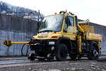 Unimog U400 – Zwiehoff-Umbau zum Zweiwegefahrzeug, stand am 04.02.2018 am Gelände der Rhomberg Bahntechnik beim Steinbruch Hohenems, Vorarlberg (Fotostandort = Stöckenstraße).