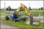 Ein Schreit-2Wege Bagger im Bahnhof St.