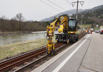 Zweiwegebagger der STRABAG, am 6.4.2016 bei der Haltestelle Berg im Drautal.