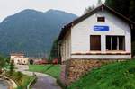 30.08.1992, Österreich,	Bahnhof Bad Aussee, Ansicht von der Straße. Im Hintergrund mehrere Fahrzeuge, links die grüne 1245 005, in der Mitte 1042 019 mit einem planmäßigen Zug nach Attnang-Puchheim. Rechts rangiert 1041 024.