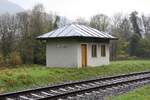 An die Haltestelle Sankt Walburgen im Strecken-Km 10,4 der Görschitztalbahn erinnert heute nur mehr das ehemalige Wartehäuschen.