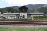 Der Wasserturm sowie die ehemalige Bahnmeisterei im Bahnhof St. Aegyd am Neuwalde befinden sich in einem tadellosen Zustand. Bild vom 28.April 2013. 

