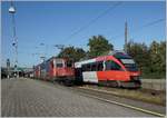 Die SBB Re 421 379-9 und eine weitere mit dem EC 191 beim Halt in Bregenz.