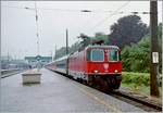 Die SBB Re 4/4 II 11195 verlässt mit dem EC  Albert Einstein  nach Praha den Bahnhof Bregenz in Richtung Lindau HBF.