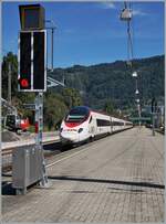Der SBB RABe 503 018 mit entsprechender (Werbe)-Lackierung verlässt auf der Fahrt von Zürich nach München das österreichische Bregenz. Wie am linken Bildrand zu sehen ist, haben die Bauarbeiten für die Modernisierung des Bahnhof begonnen. 

13. September 2022 