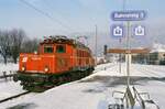 Österreichische Elektrolokomotive 1020.33 am winterlichen Bahnhof Bregenz (16.02.1985)