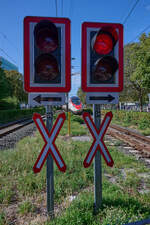 Der Bahnsteig am Bregenzer Hafenbahnhof ist von beiden Seiten Bahn�berg�nge erreichbar.
