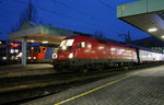 1116 190 und eine Lok der SBB begegnen sich im Hauptbahnhof von Bregenz zu abendlicher Stunde.
Aufnahmedatum: 20. März 2010
