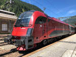 1216 016-6 beim Zwischenhalt im Grenzbahnhof Brenner/Brennero mit EC 87 nach Venezia Santa Lucia.