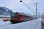 Der Railjet 536 von Lienz nach Wien durchfährt den Bahnhof Dellach im Drautal. (31.12.2022)
