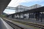 FELDKIRCH (Vorarlberg), 24.04.2025, Blick auf Bahnsteige und Bahnhofsgebäude