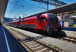 Nachdem die 1116 202-3 schon mit ihrem railjet nach Zürich HB abgefahren war, steht nun noch die 1116 242-9 mit dem railjet 560 aus Flughafen Wien (VIE) im Bahnhof und wartet auf die Weiterfahrt