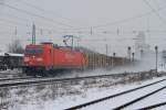 185.302 durchfhrt am 22.02.13 mit einem Gterzug von Bruck/Leitha kommend den Bhf.