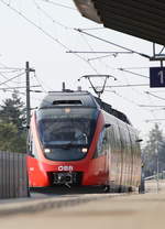 Max fährt mit seiner  ENTE  (4023.11) den Bahnsteig 1 in Graz Don Bosco an.