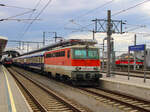 Graz. Am 22.09.2023 steht hier die 1142 617 mit einem Sonderzug in Graz Hauptbahnhof.