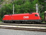 ÖBB 1116 194-0 an einem Güterzug Richtung Hall in Tirol beim Zwischenhalt im Bahnhof Imst-Pitztal aufgrund einer Zugkreuzung mit einem anderen Güterzug.