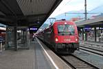 Einfahrt am Abend des 30.06.2018 von ÖBB 1216 022 (E 190 022) mit dem EC 1288 (Venezia S.L. - Mücnhen Hbf) auf Gleis 6 im Hauptbahnhof von Innsbruck. Am linken Bildrand ist der NJ 420/40420 nach Düsseldorf/Hamburg zu erkennen.