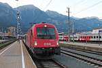 Am Abend des 01.07.2018 stand 1216 013 (E 190 013) mit dem REX 1829 (Innsbruck hbf - Bozen) auf Gleis 41 im Innsbrucker Hauptbahnhof vor der Kulisse der Tiroler Alpen und wartete auf Ausfahrt in Richtung Brenner.