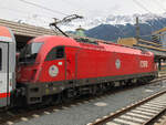 1216 032 mit  FUC - der Zug der Sprachen  Stickern wartet mit dem EC 288 auf die Ausfahrt  nach München Hbf.