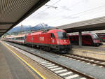 1216 032 mit  FUC - der Zug der Sprachen  Stickern wartet mit dem EC 288 auf die Ausfahrt nach München Hbf. Ebenfalls wartet RJX 861 auf die Ausfahrt nach Wien Flughafen. Innsbruck Hbf am 21.05.2021