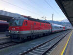 Am frühen Morgen wartet 1144 122 mit dem bunt gemixten IC 515 auf die Abfahrt nach Graz Hbf.