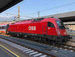 1216 011-7 wartet mit EC 288 auf die Abfahrt nach München Hbf. Innsbruck Hbf am 23.07.2021