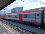 ÖBB 1. Klasse Großraumwagen als einziger seiner Art in ganz Österreich mit roter Gepäckraumtür am IC 515 nach Graz Hbf. Innsbruck Hbf am frühen Morgen des 25.07.2021