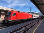 Bei ÖBB 1216 032-3 wurden leider wieder die  FUC - der Zug der Sprachen  Stickern entfernt... Hier wartet die Lok mit dem EC 84 auf die Ausfahrt nach München Hbf. Innsbruck Hbf am 06.08.2021