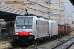 Railpool BR 186 281-2 & BR 185 674-9 mit einem Schrottzug Richtung Italien bei der Durchfahrt durch Innsbruck Hbf.