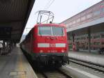 E-Lok 111 046-9 diente am 08.03.08 als Schublok für den Zug nach München und wartet geduldig im Hauptbahnhof von Innsbruck auf die nächste Abfahrt.