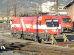 Der sterreich-Taurus! 1116 005-8 wartet im Innsbrucker Stern auf neue Aufgaben und prsentiert sich in der wrmenden Sonne. (Aufgenommen aus EC Wien-Zrich)