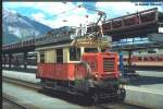 X 534.45 Anfang der 90er in Innsbruck whrend einer Reparatur am Bahnsteigdach. Auch ein kleiner Auenseiter kann eben photogen sein. 