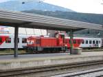 Hauptbahnhof Innsbruck am 16.07.2004. Im Hintergrund wartet eine Diesellok der BR 2067 auf neue Rangieraufgaben.