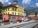 Hauptbahnhof Innsbruck am 16.07.2004. Laut der Auskunft von J. Werner ist dieses schn restaurierte Gebude das einzige, das vom alten Bahnhof aus den zwanziger Jahren den zweiten Weltkrieg berdauert hat. Heute beherrbergt es ein Polizeiwachzimmer. 