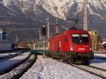 Ein IC mit italienischen Wagen fhrt in den Innsbrucker Bahnhof ein
