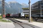 185 666-5 von Lokomotion wurde am 29.6.2011 ber Innsbruck umgeleitet und musste defekte Wagen mit nach Deutschland nehmen. Hier beim Rangieren im Innsbrucker Gterbahnhof.