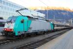 E186 199 wartet mit dem Austria Express auf die Abfahrt am Innsbrucker Hbf, auf der Fahrt von Brüssel Midi nach Landeck-Zams am 26.12.2015