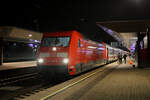 DB 101 118-8 erreicht mit dem EC 115 am Abend des 27.12.2022 verspätet den Zielbahnhof Klagenfurt Hbf.