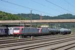 Ausfahrt am Mittag des 02.07.2018 von BRLL/LTE 185 593-1 zusammen mit BRLL/LTE 185 590-7 und einem schweren Kesselzug aus dem Bahnhof von Kufstein in Richtung Innsbruck.