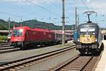 Während die MRCE/TXL ES 64 U2-023 (182 523-1)  Kaiser Franz Joseph von Österreich  zusammen mit ELL/TXL 193 283 und ihrem KLV am 02.07.2018 auf Gleis 1 in Kuftsein auf die Ausfahrt warteten,